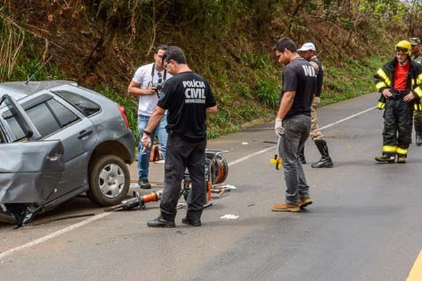 Batida entre dois veículos de passeio na BR 452 deixa três mortos e três feridos graves