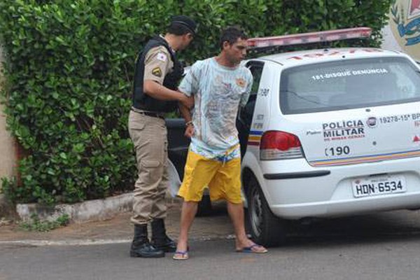 Homem em prisão domiciliar é flagrado com maconha e crack em Patos de Minas