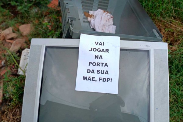 Morador deixa recado para quem jogou lixo em sua porta; Prefeitura oferece serviço de coleta