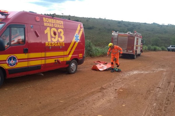 Bombeiros socorrem jovem que ficou gravemente ferido ao cair de cachoeira