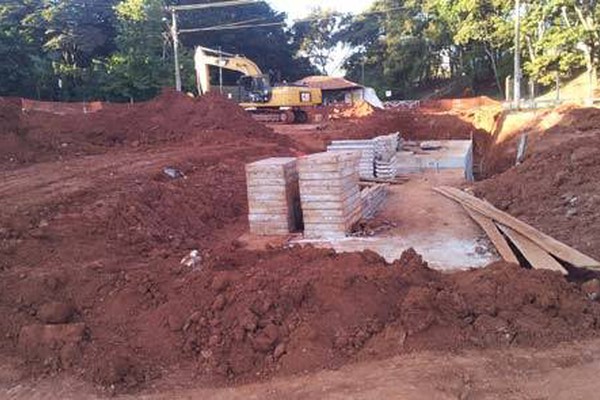 Obras na avenida Ivan Borges param mais uma vez e deixam trânsito tumultuado