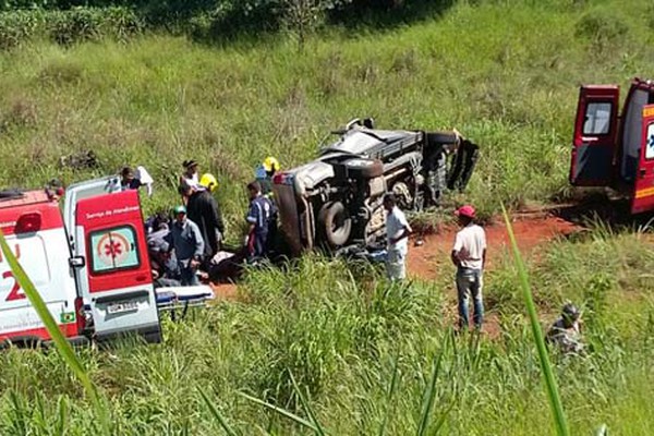 Caminhonete sai da pista, capota ao cair em ribanceira e deixa três pessoas feridas na BR 365