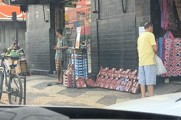 Mesmo após campanha da Prefeitura, ambulantes ocupam o centro da cidade e desafiam a lei