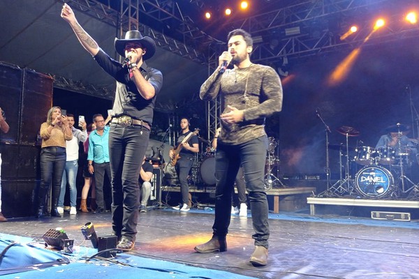 Pedro Saad e Gustavo fazem carinho em deficientes presentes no show; veja ao vivo