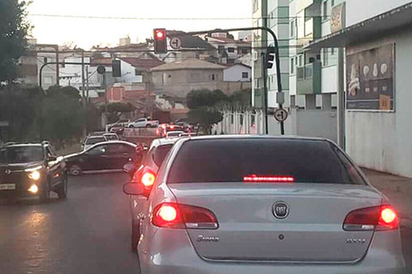 Motoristas enfrentam confusão e risco de acidentes no final da rua Joaquim das Chagas