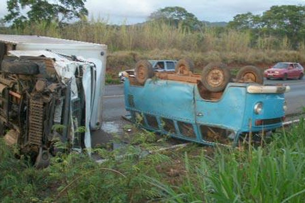 Motorista tenta atravessar a BR 365 e fica ferido ao ser atingido por um caminhão