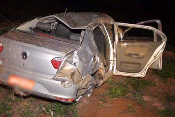 Taxista tenta escapar de micro ônibus com universitários e capota na BR 354