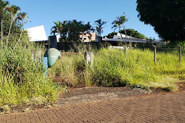 Antigo CSU permanece tomado pelo mato e moradores cobram providências do poder público