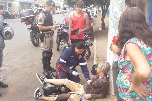 Mãe fica ferida ao bater em carro quando buscava filho no hospital devido a outra batida