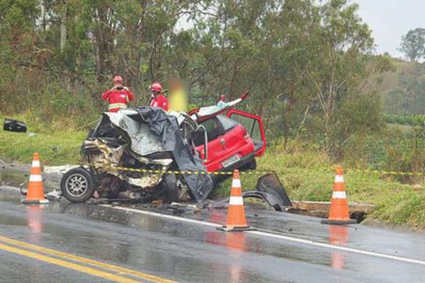 Duas pessoas morrem em acidente na BR-262 próximo a Campos Altos