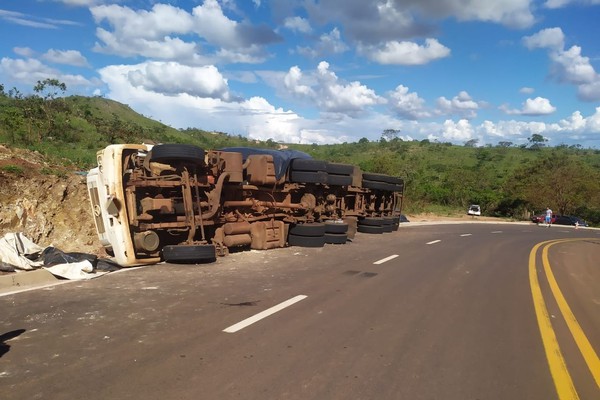 Motorista perde o controle em rodovia recém-asfaltada e tomba carreta em Coromandel