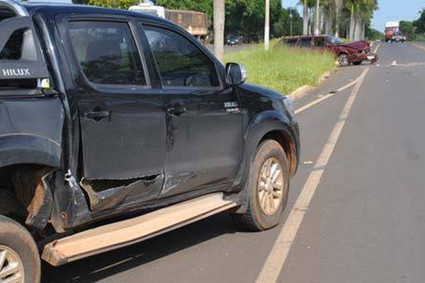 Motorista atravessa trevo na JK e bate em caminhonete que para na contramão