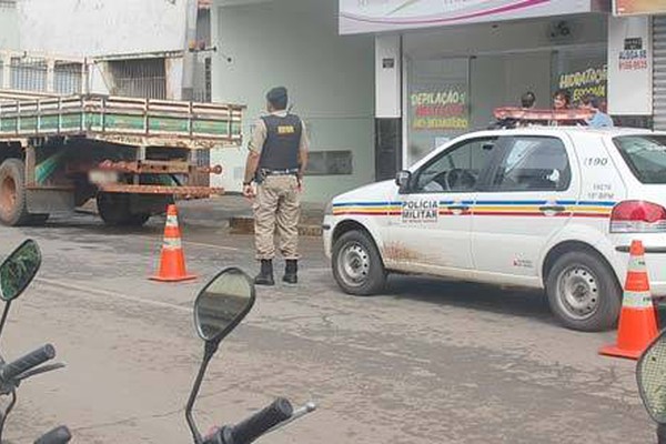 Mais de 1.100 multas de trânsito são lavradas para motoristas patenses por mês