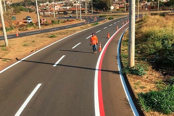 Prefeitura pinta ruas, instala placas de identificação e realiza várias ações para melhorar mobilidade 