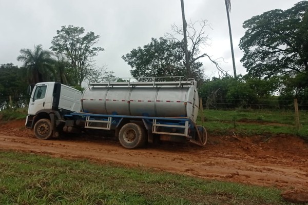 Chuvas intensas danificam estradas rurais e motoristas usam tratores para vencerem atoleiros