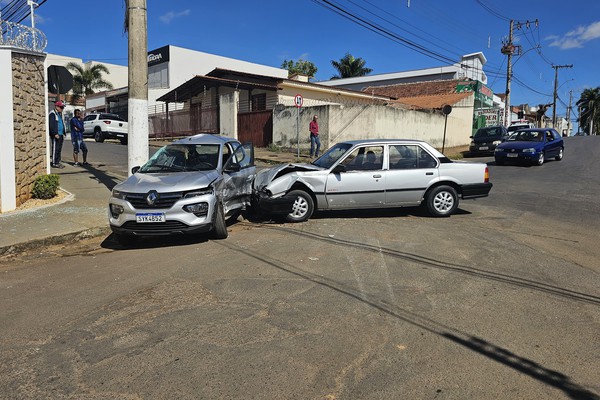 Condutores ficam feridos em acidente no cruzamento da rua Cônego Getúlio com avenida Piauí