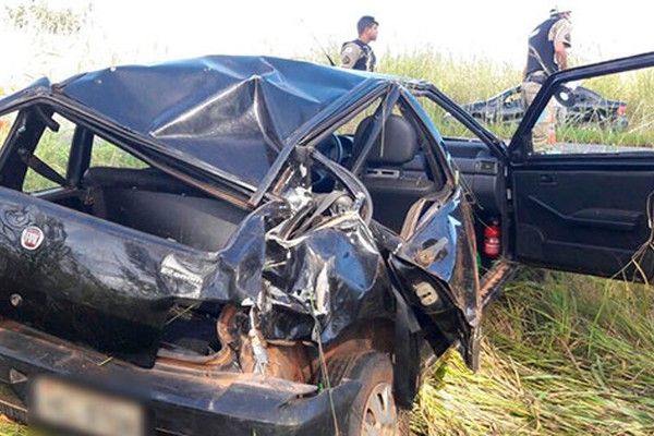 Carro capota várias vezes na MGC354 após pneu estourar e duas pessoas ficam feridas