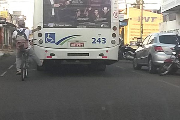 Ciclistas patenses continuam arriscando a própria vida pegando “rabeira” em ônibus coletivo