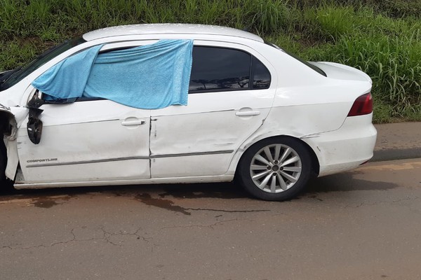 Motorista de carreta foge após ziguezaguear e atingir carro que seguia em sentido contrário na BR 354