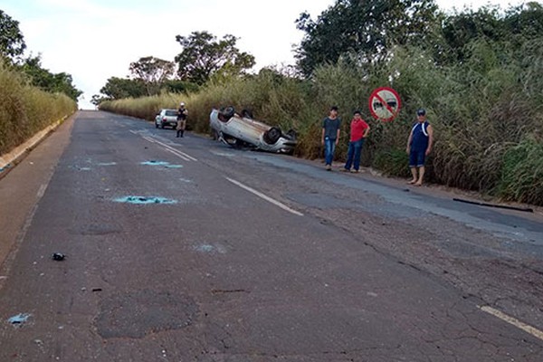 Carro com 4 pessoas capota várias vezes e deixa feridos na MG190, em Monte Carmelo