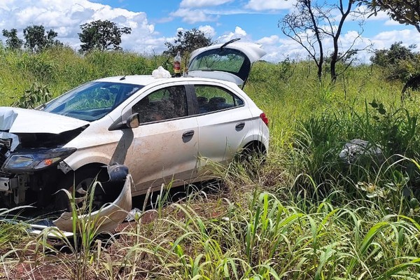 Polícia procura homem que furtou carro, causou acidente com feridos na BR 365 e fugiu a pé