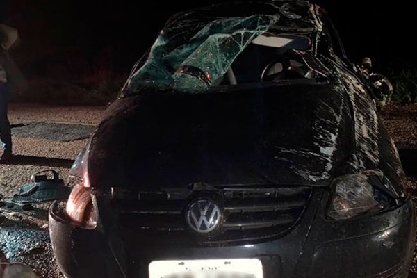 Carro capota deixando 4 vítimas após pneu estourar em buraco na MG188, em Coromandel