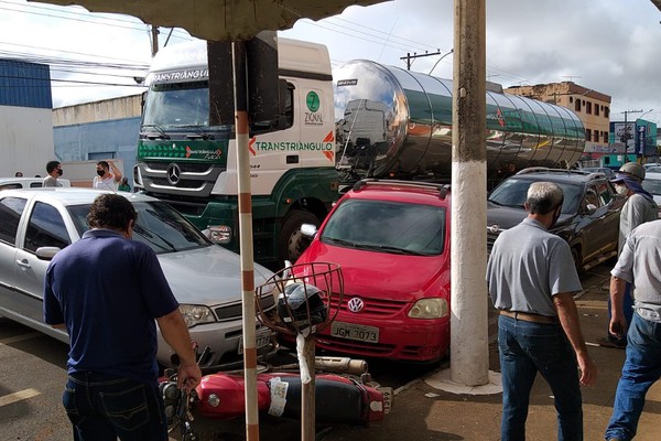 Carro muda de faixa, é atingido por carreta e bate em outros dois veículos na rua Major Gote