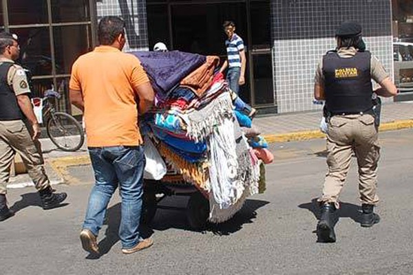 Fiscais barram ambulante que fazia ponto no principal cruzamento da cidade