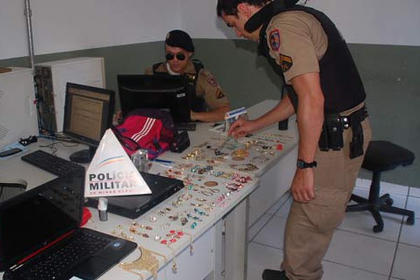 Irmãos são presos com joias, bijuterias, notebook e diversos outros materiais furtados