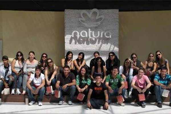 Alunos do curso de farmácia da FPM realizam visita técnica à Natura