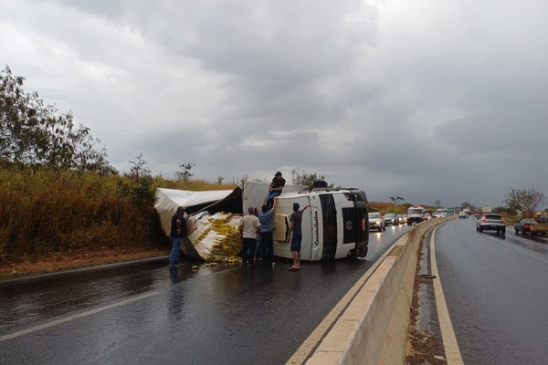 Caminhão carregado com cerveja tomba e deixa a BR352 parcialmente interdita, em Patos de Minas