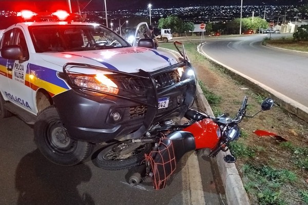 Condutor inabilitado bate de frente com viatura durante fuga e acaba preso pela PM