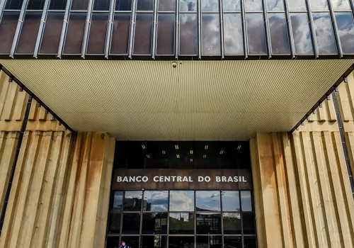 Juros médios cobrados pelos bancos chegam a 42,3% ao ano em janeiro