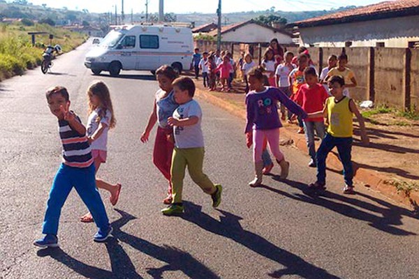 Base Comunitária Móvel da PM realiza Projeto Valorize Seu Bairro com alunos do Padre Almir