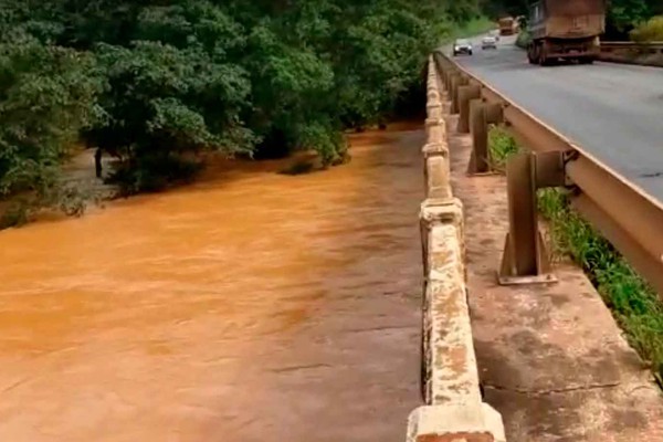 Com elevação do Rio Paranaíba, água também se aproxima de ponte na BR 365