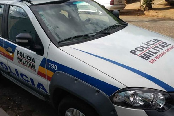 Garoto acaba na delegacia em Patos de Minas ao tentar fugir com droga e bater na viatura da PM