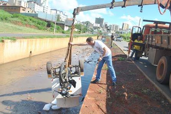 Motociclista perde o controle e triciclo vai parar dentro do Córrego do Monjolo