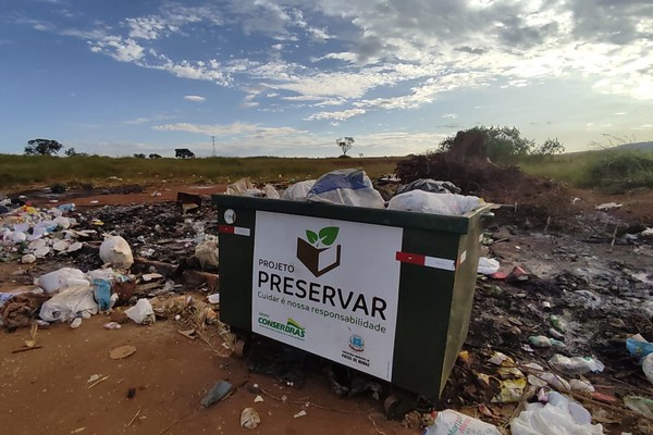 Rotatórias se transformam em verdadeiros lixões e prefeitura culpa população por descarte irregular