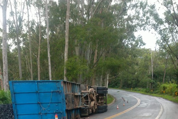 Carreta carregada com carvão tomba na MGC 354 entre Patos de Minas e Presidente Olegário