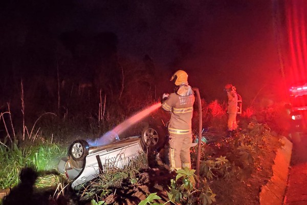 Casal fica ferido após carro parar com as rodas para o alto na MGC354, em Patos de Minas