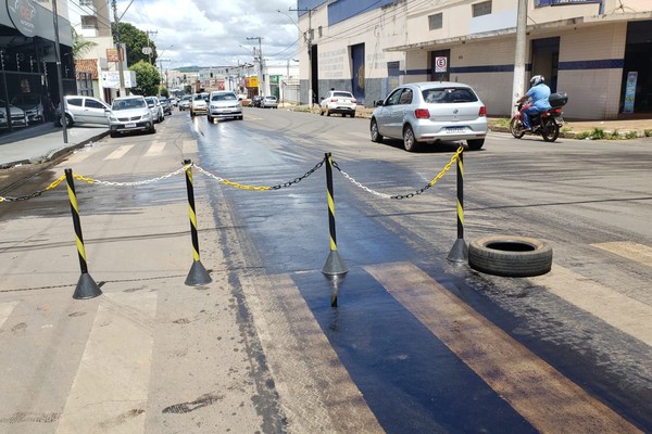 Caminhão espalha grande quantidade de óleo na avenida Brasil e motociclistas vão ao chão