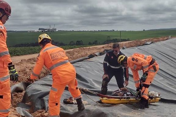 Homem que caiu em represa de irrigação é socorrido pelo Corpo de Bombeiros