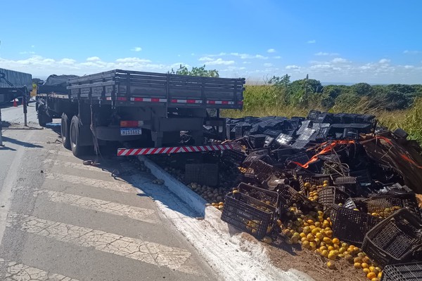 Caminhão carregado com mexericas capota na BR 146 e tira a vida de motorista de 50 anos