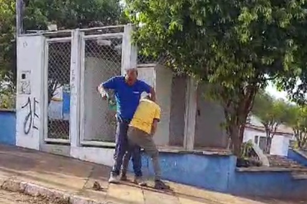 Em briga com galhos de árvore, homem surra nádegas de oponente em Patos de Minas; veja