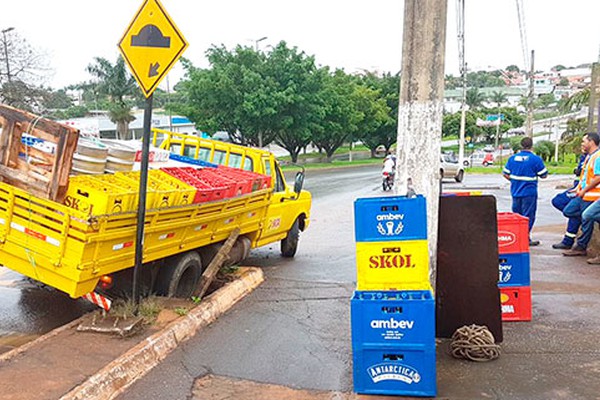 Caminhão de bebidas fica preso em boca de lobo na Avenida JK e deixa trânsito lento