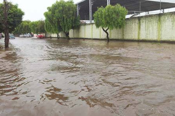 Temporal deixa ruas alagadas em vários pontos de Patos de Minas
