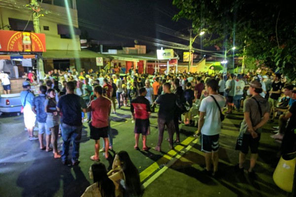 Vídeos mostram grande aglomeração na porta de bares depois da aplicação do Enem