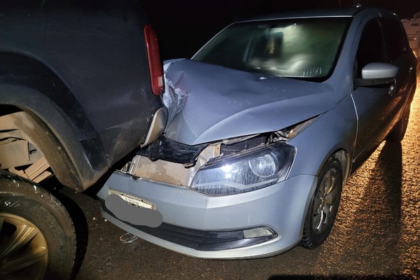 Motorista atinge traseira de caminhonete que apresentou defeito e foi estacionada na LMG 764