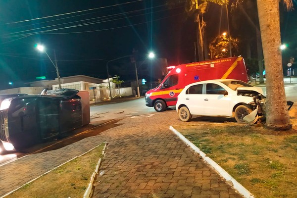 Caminhonete para tombada na Avenida Getúlio Vargas após acidente com carro