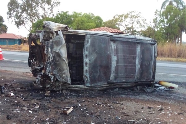 Uma pessoa morre e outras 4 ficam feridas em batida violenta com veículos de pacientes na BR 040